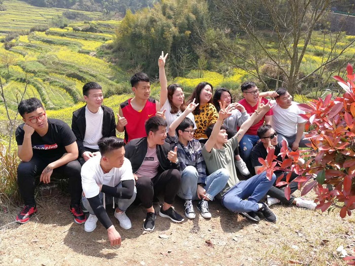 塔孜——青春同行共攜手，塔孜春游進(jìn)行時(shí)