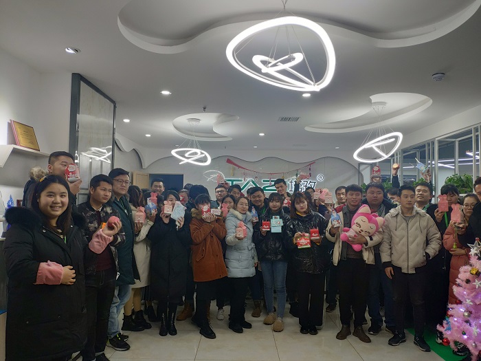 平安夜&圣誕節(jié)，塔孜給小伙伴們“交換禮物、傳遞真情”